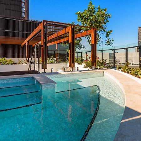 אפרטהוטל בריסביין Fv By Peppers מראה חיצוני תמונה The rooftop pool at the Emporium Hotel South Bank
