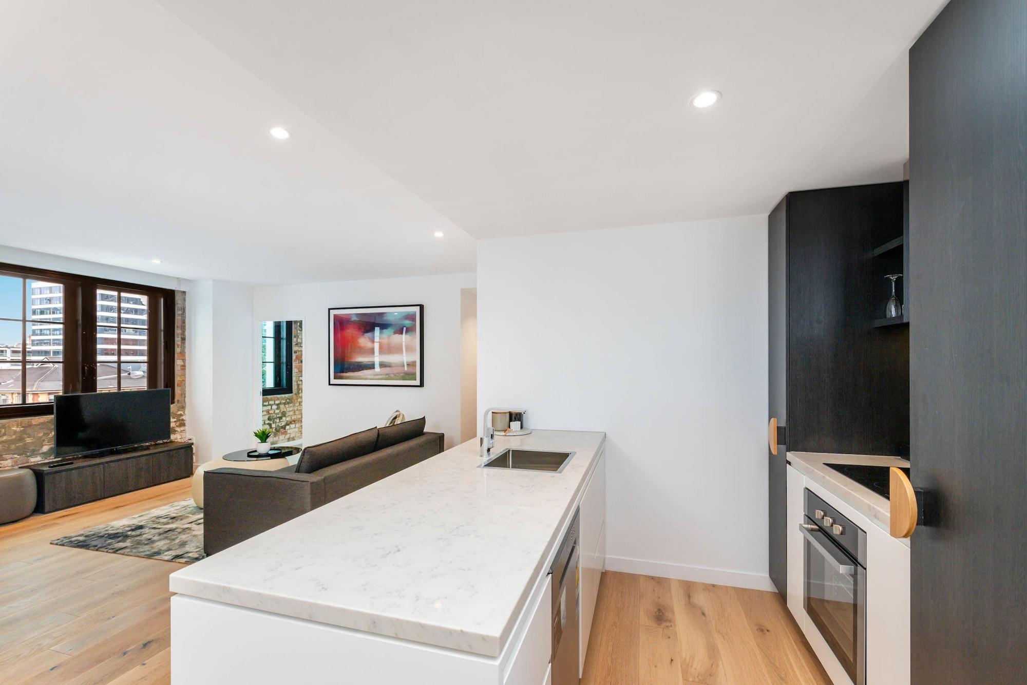 אפרטהוטל בריסביין Fv By Peppers מראה חיצוני תמונה The kitchen and living area of a typical apartment