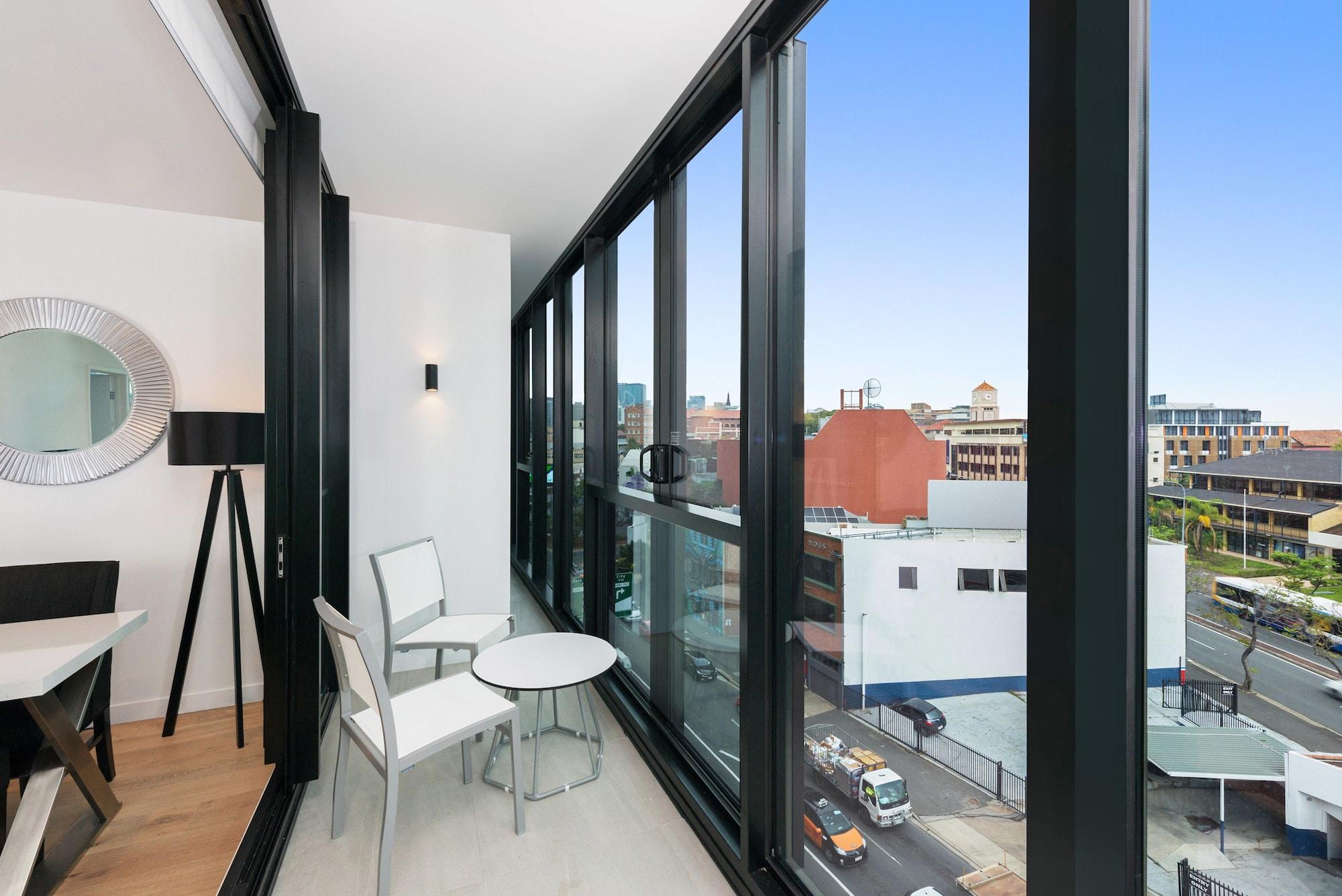 אפרטהוטל בריסביין Fv By Peppers מראה חיצוני תמונה A balcony in an apartment