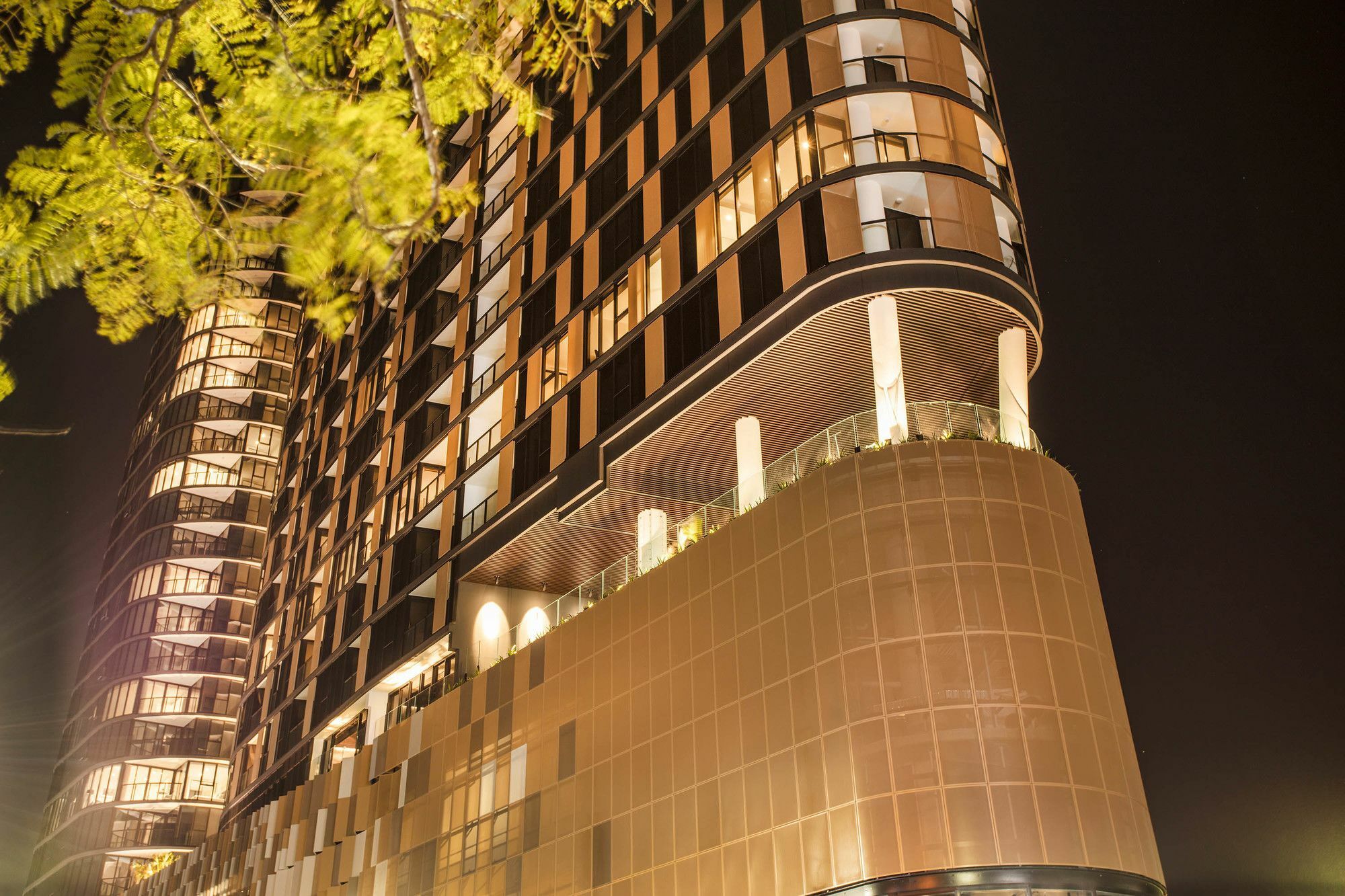 אפרטהוטל בריסביין Fv By Peppers מראה חיצוני תמונה The building at night