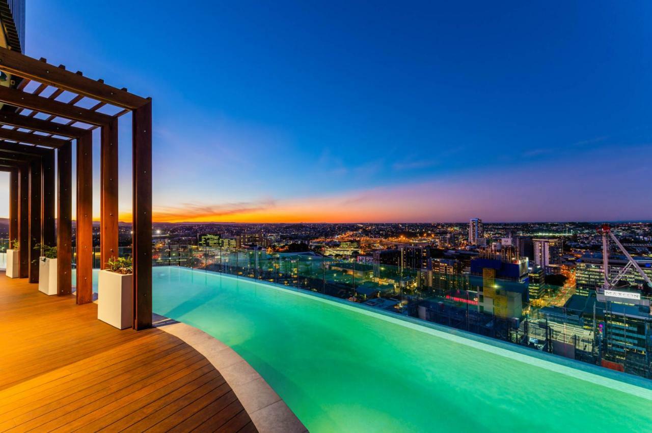 אפרטהוטל בריסביין Fv By Peppers מראה חיצוני תמונה Infinity pool at the rooftop of the hotel